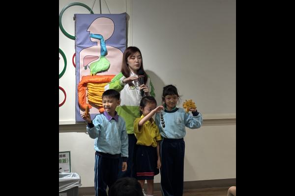 小一學生在益力多工廠認識腸道健康