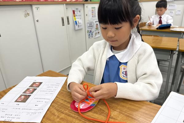 小一學生正進行「綁鞋帶」的實作評量              