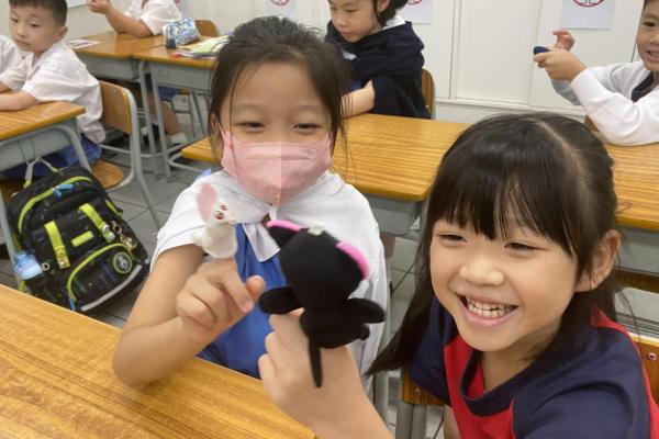Learn with little puppets